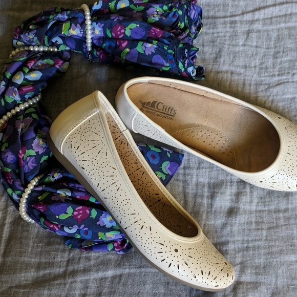Cliffs by White Mountain ivory ballet flats size 9 - Picture 1 of 4